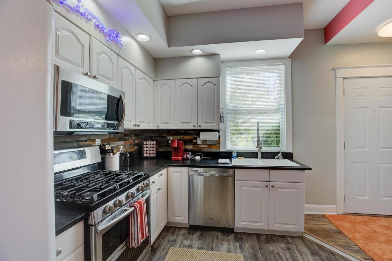 Hip And Spacious Midtown Cottage Near Beale Street Memphis Eksteriør billede